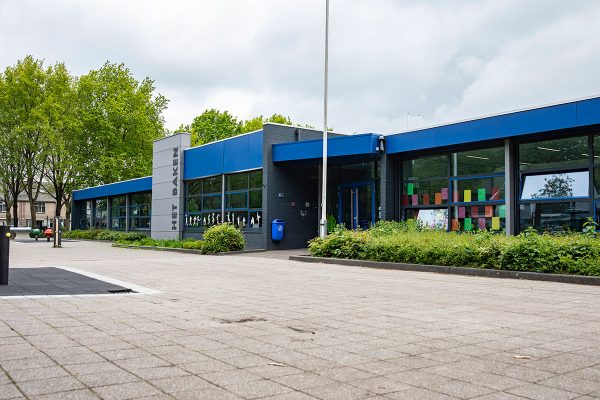 Baken_buiten_schoolgebouw Baken_buiten_schoolgebouw
