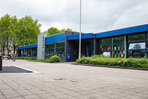 Baken_buiten_schoolgebouw